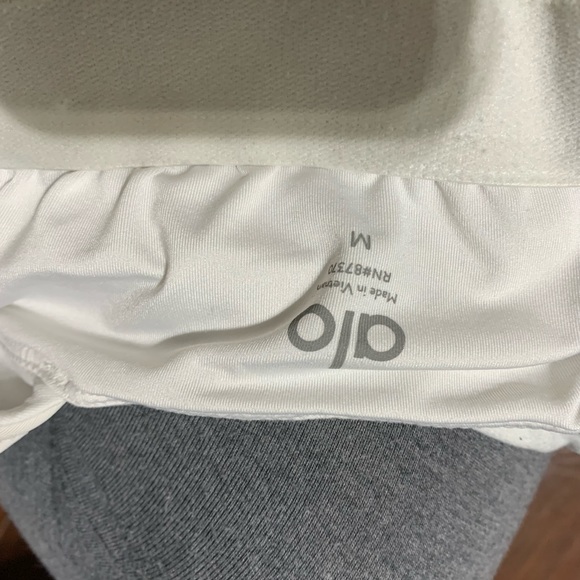 Alo yoga tank top with built in bra - Picture 5 of 5